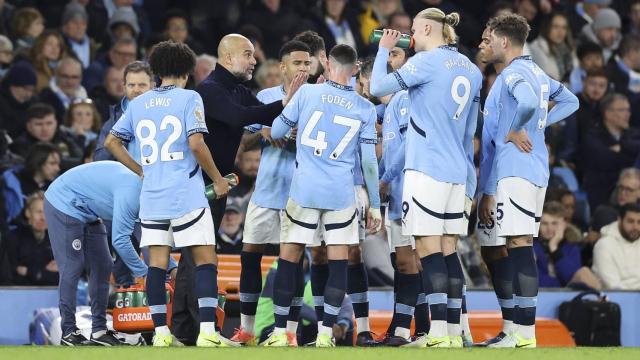 Pep Guardiola da indicaciones a sus jugadores en el partido contra el Tottenham