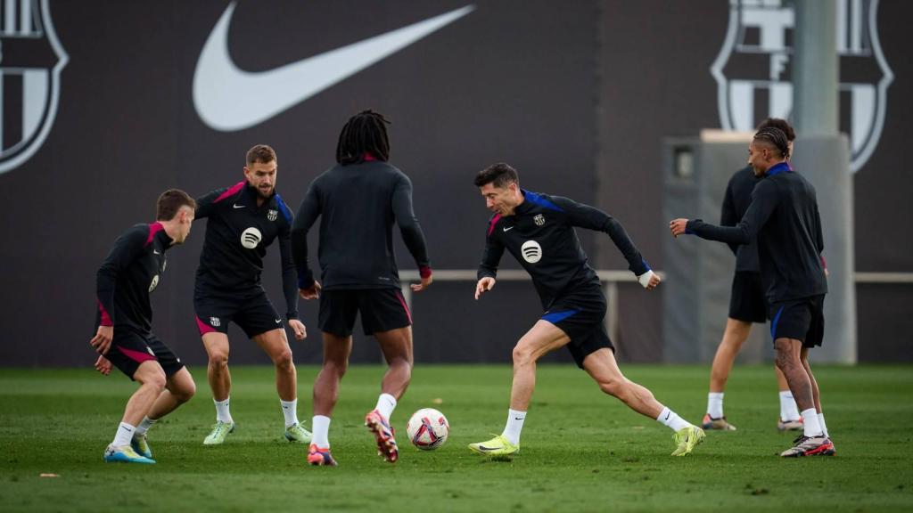 Los futbolistas del Barça entrenan en la Ciutat Esportiva bajo las órdenes de Hansi Flick