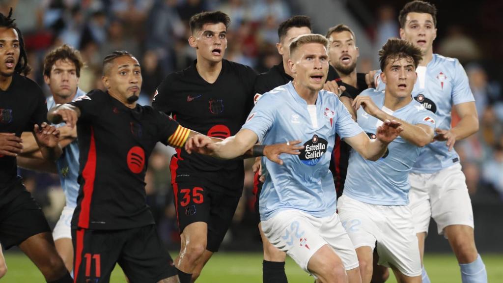 Los jugadores del Celta de Vigo y el Barça disputan un tiro de esquina