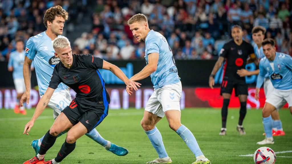 Dani Olmo pelea por un balón contra el Celta en Balaídos