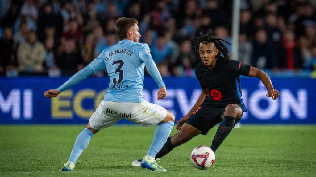 Koundé intenta robar el esférico a Mingueza en el Celta-Barça