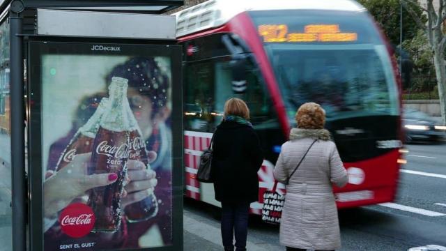 Una marquesina de TMB con publicidad estática