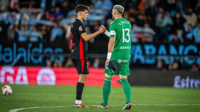 Pau Cubarsí, decepcionado, saluda a Vicente Guaita tras el empate en Balaídos