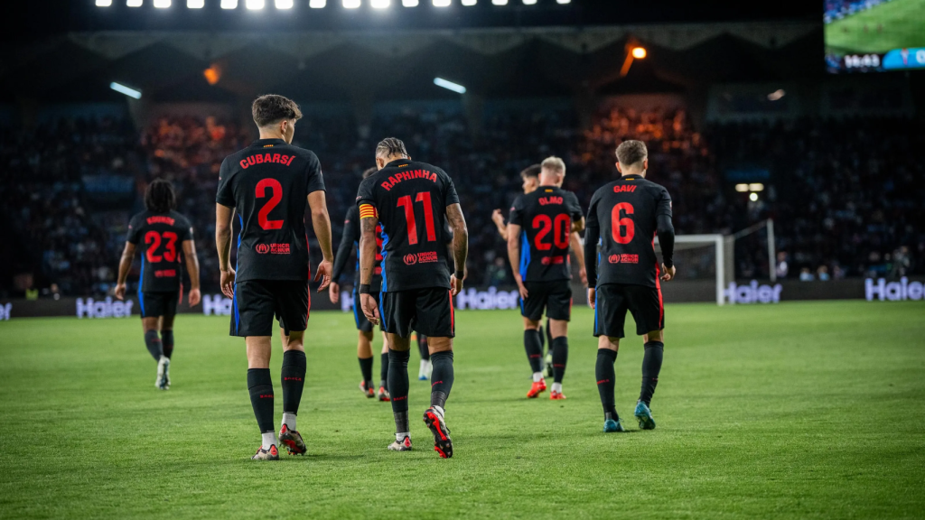 El Barça marcha a su campo después de celebrar el gol de Raphinha contra el Celta