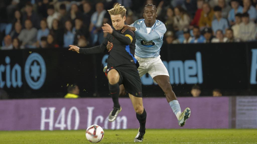 Frenkie de Jong disputa un balón en el Celta-Barça contra Ilaix Moriba