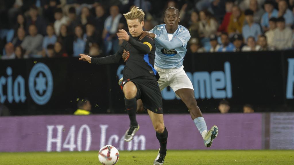 Frenkie de Jong disputa un balón en el Celta-Barça contra Ilaix Moriba