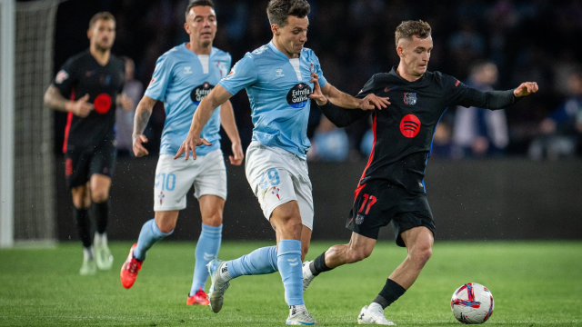 Marc Casadó disputa un balón en Balaídos, campo del Celta de Vigo