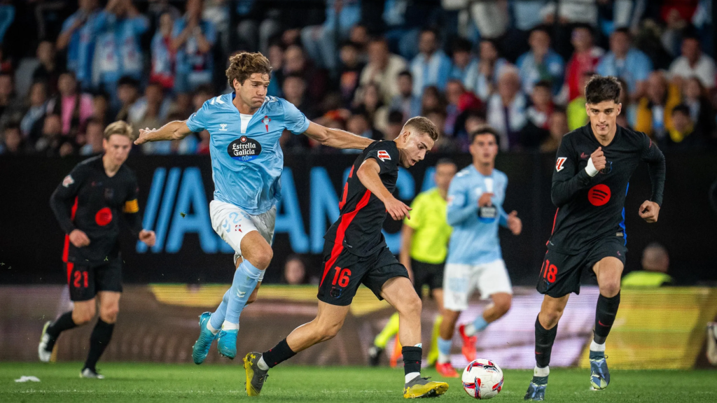 Fermín López pelea por un balón en Balaídos, campo del Celta-Barça