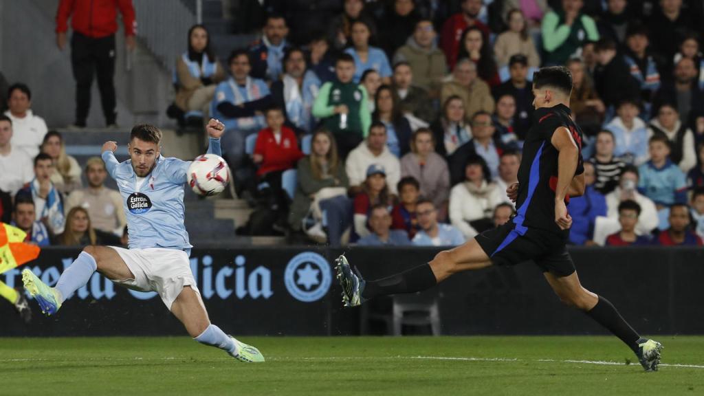 Òscar Mingueza pone un centro delante de Gerard Martín en el Celta-Barça