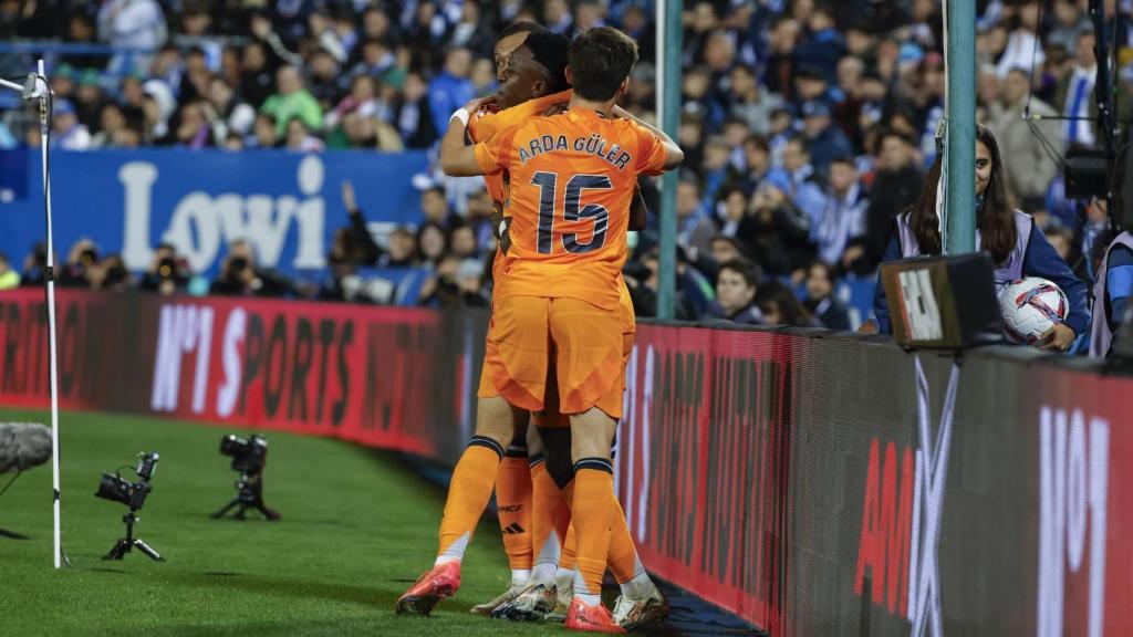 El abrazo entre Guler, Vinicius y Mbappé en el partido en Butarque