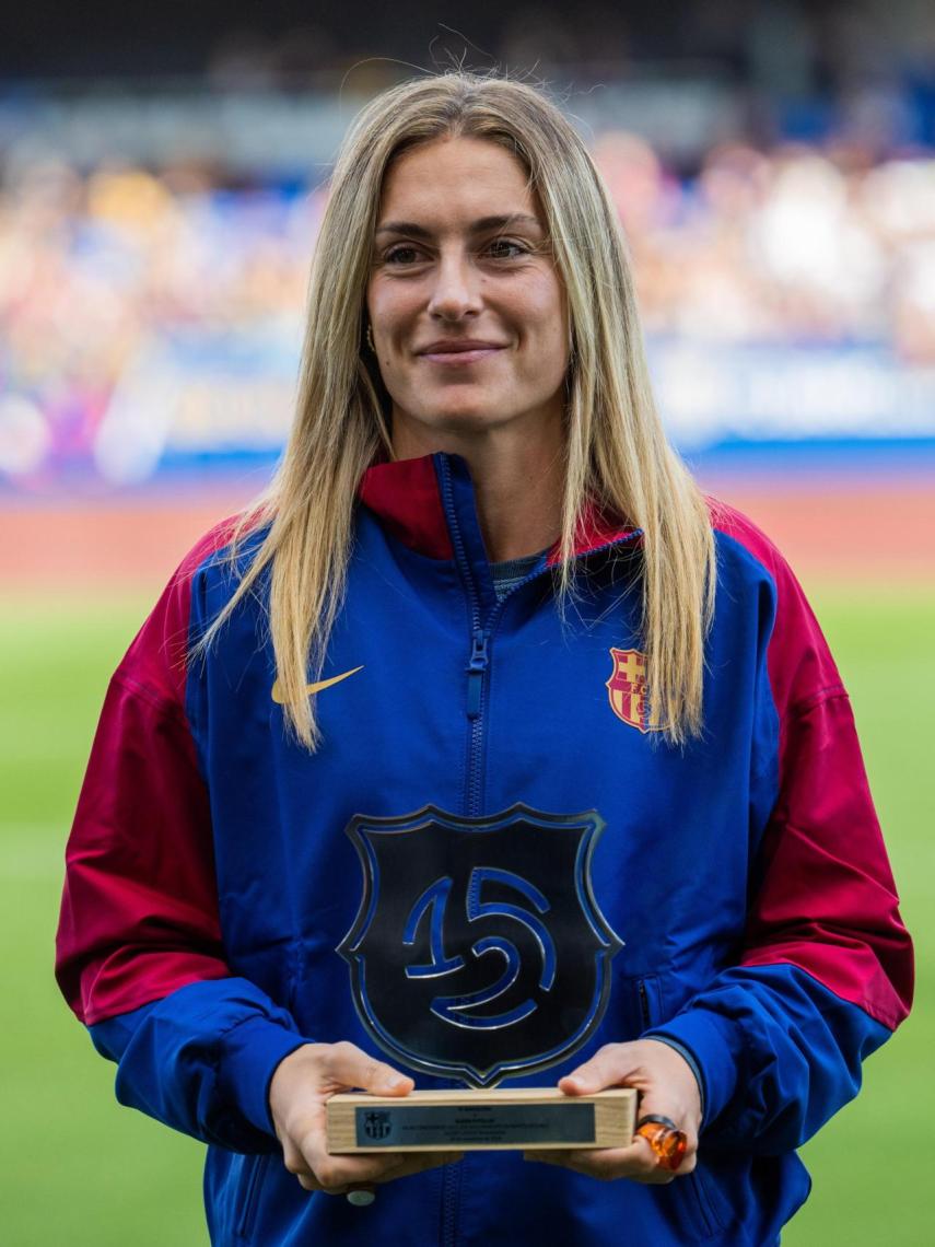 Alexia Putellas recibe un reconocimiento por su gol 200 con el Barça Femenino