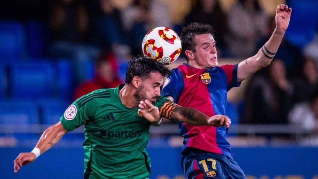 Rubén López disputa el esférico contra un jugador del Nàstic de Tarragona