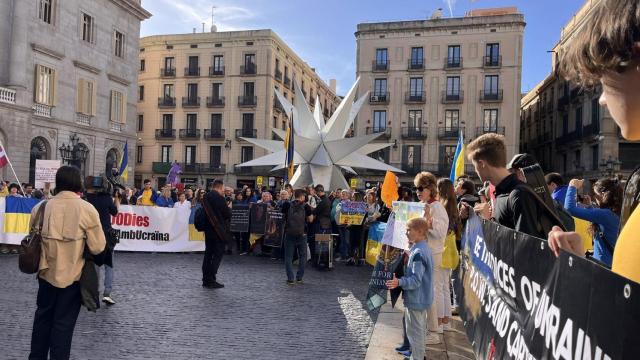 Manifestantes ucranianos en la plaza Sant Jaume de Barcelona