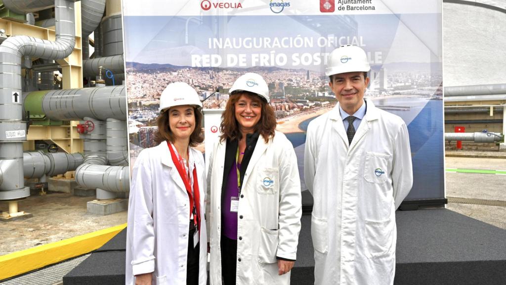 La CEO de Veolia, Estelle Brachlianoff; la teniente del alcalde de Barcelona, Laia Bonet; y el consejero delegado de Enagás, Arturo Gonzalo