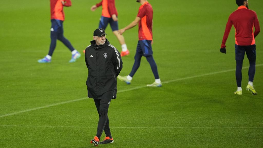 Eric Roy dirige un entrenamiento del Brest antes de enfrentarse al Barça