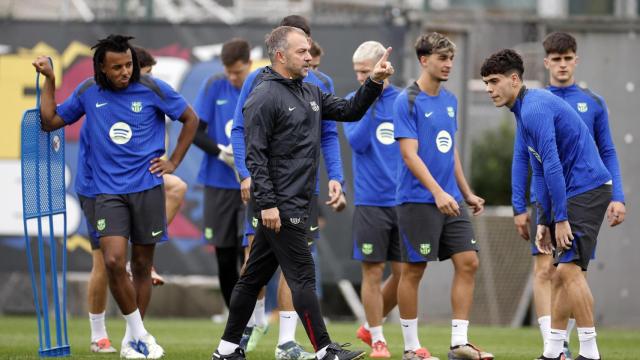 Flick da instrucciones a sus futbolistas en un entrenamiento