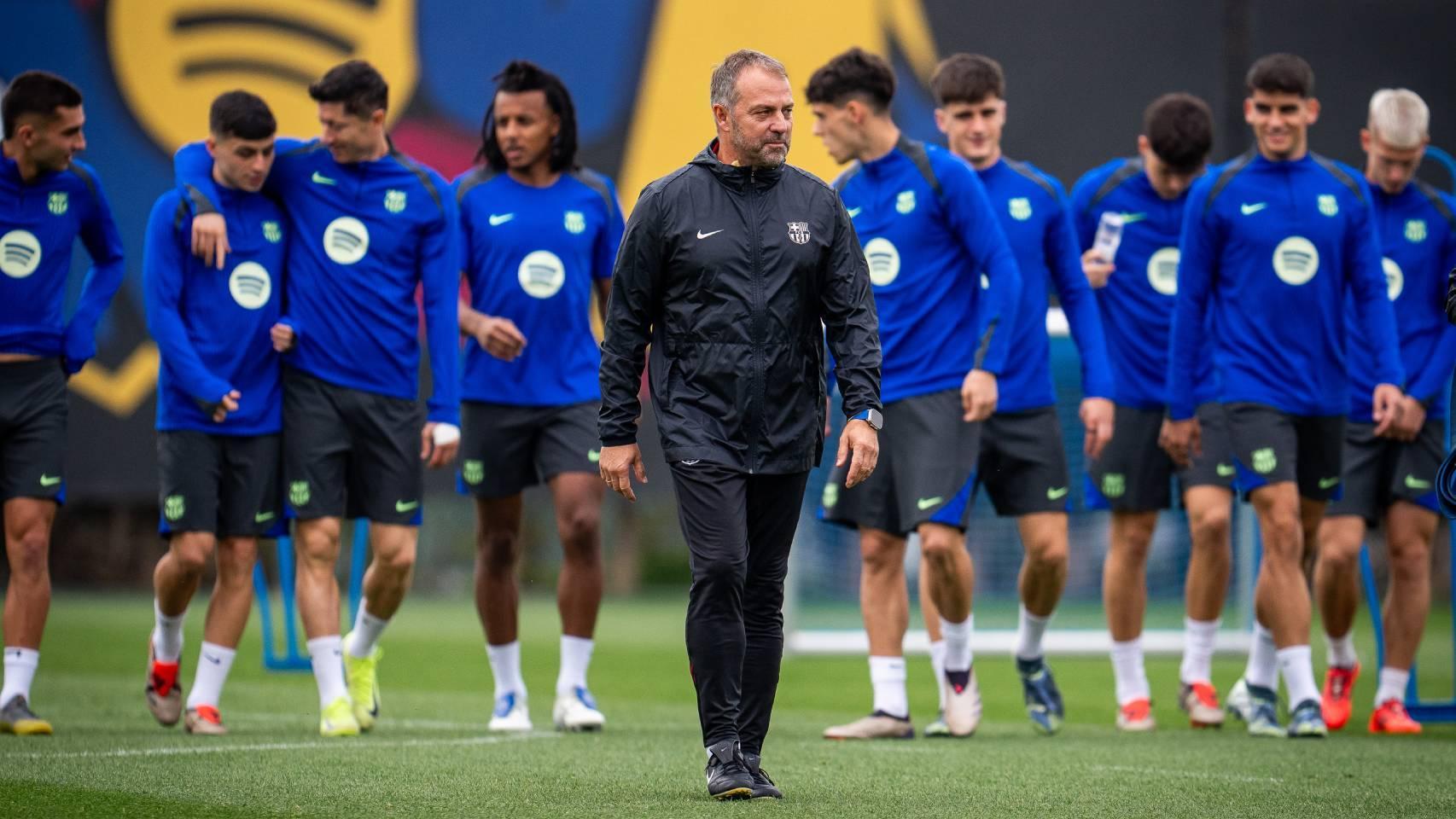 Hansi Flick dirige un entrenamiento del Barça en la Ciutat Esportiva