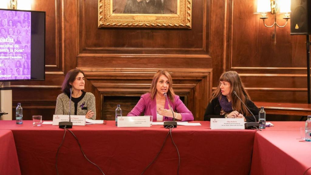 En el centro, Carmen Valenzuela, diputada responsable del Turno de Oficio del ICAB; acompañada de Núria Flaquer y Olga Arderiu, diputada responsable y presidenta de la Comisión de Mujeres Abogadas del ICAB