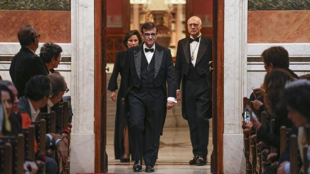 El escritor extremeño Javier Cercas entrando en la RAE. / BORJA SÁNCHEZ TRILLO (EFE)