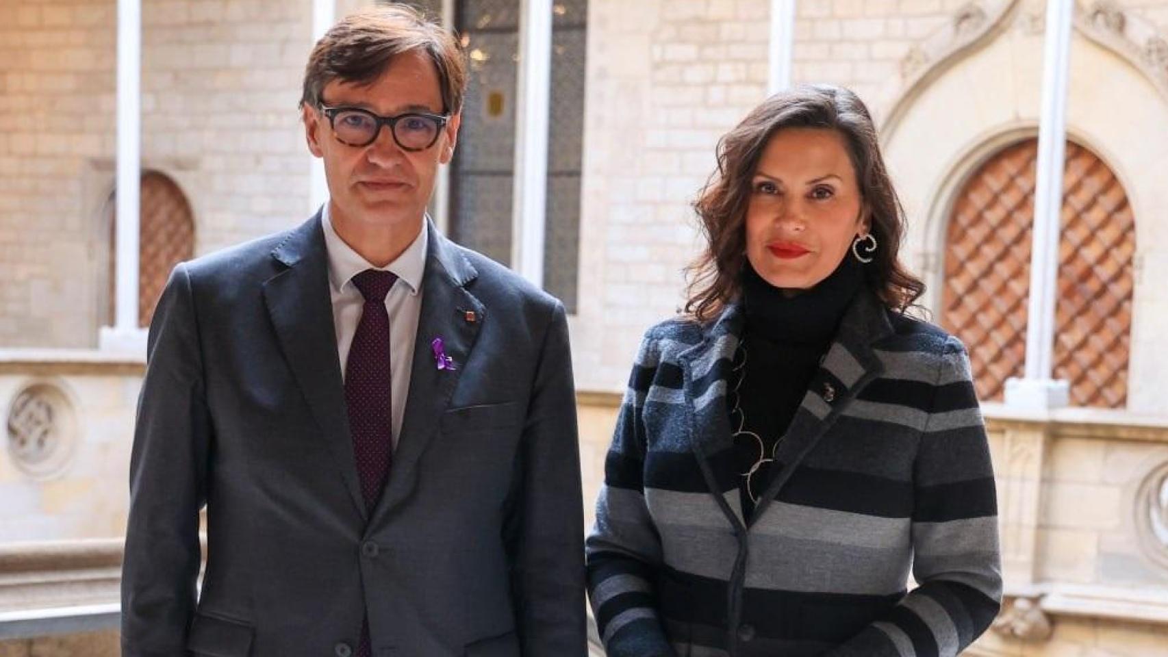 El presidente de la Generalitat, Salvador Illa, y la gobernadora de Michigan (EEUU), Gretchen Whitmer, en el Palau de la Generalitat