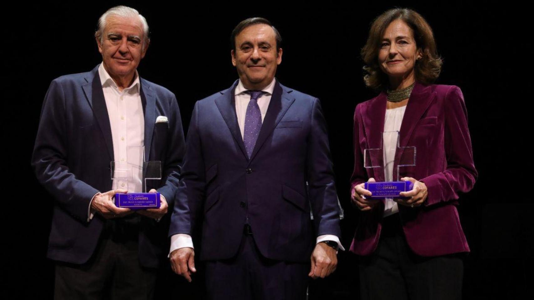 Antonio Camuñas (Fundación Querer), Eduardo Pastor (presidente Cofares) y Mª Paz Martínez de Carvajal (AEGEFYS)