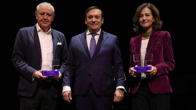 Antonio Camuñas (Fundación Querer), Eduardo Pastor (presidente Cofares) y Mª Paz Martínez de Carvajal (AEGEFYS)