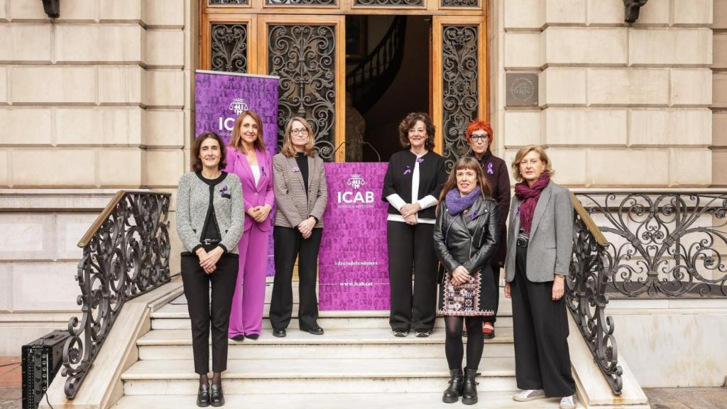 Abogadas del Ilustre Colegio de Abogados de Barcelona (ICAB) antes del acto de este 25N