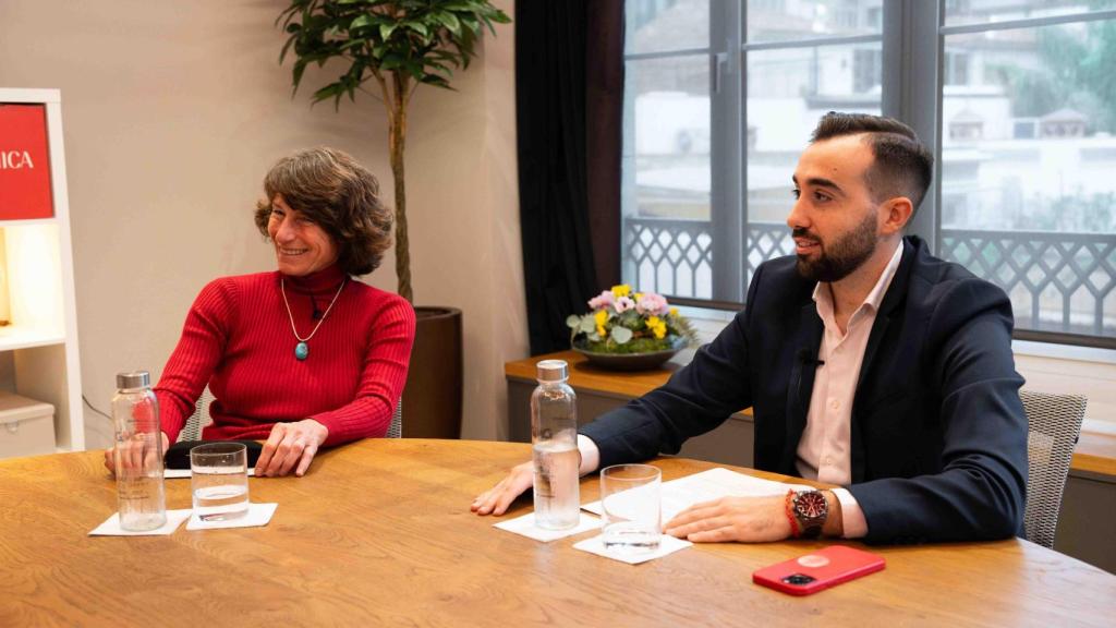 Nathalie de Seras (Caixabank) y Adrián Vargas (Onbranding) durante la mesa redonda sobre ciberseguridad