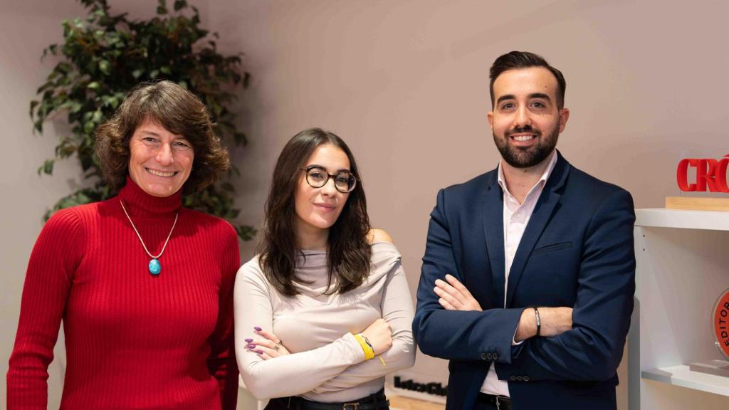 Nathalie de Seras (CaixaBank) y Adrián Vargas (Onbranding) junto con la periodista Míriam de Saint-Germain en el centro