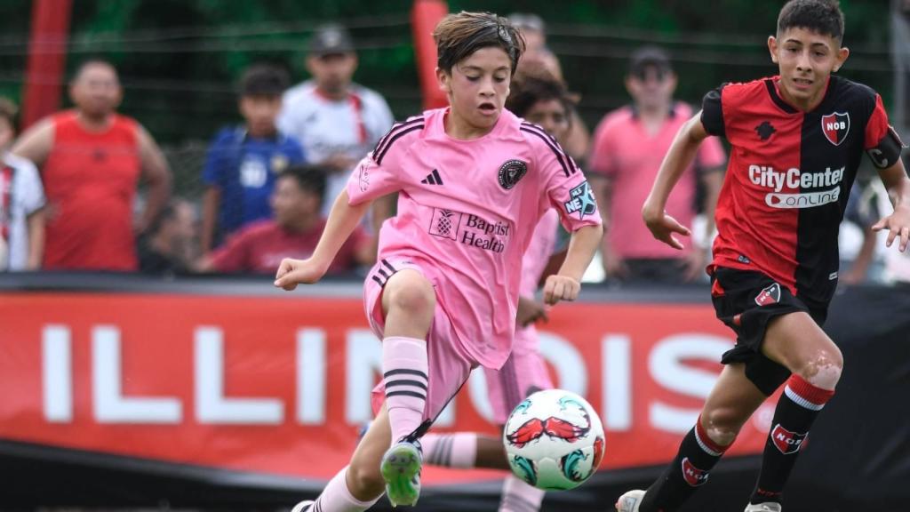 Thiago Messi, hijo de Leo, en un partido contra Newell's Old Boys