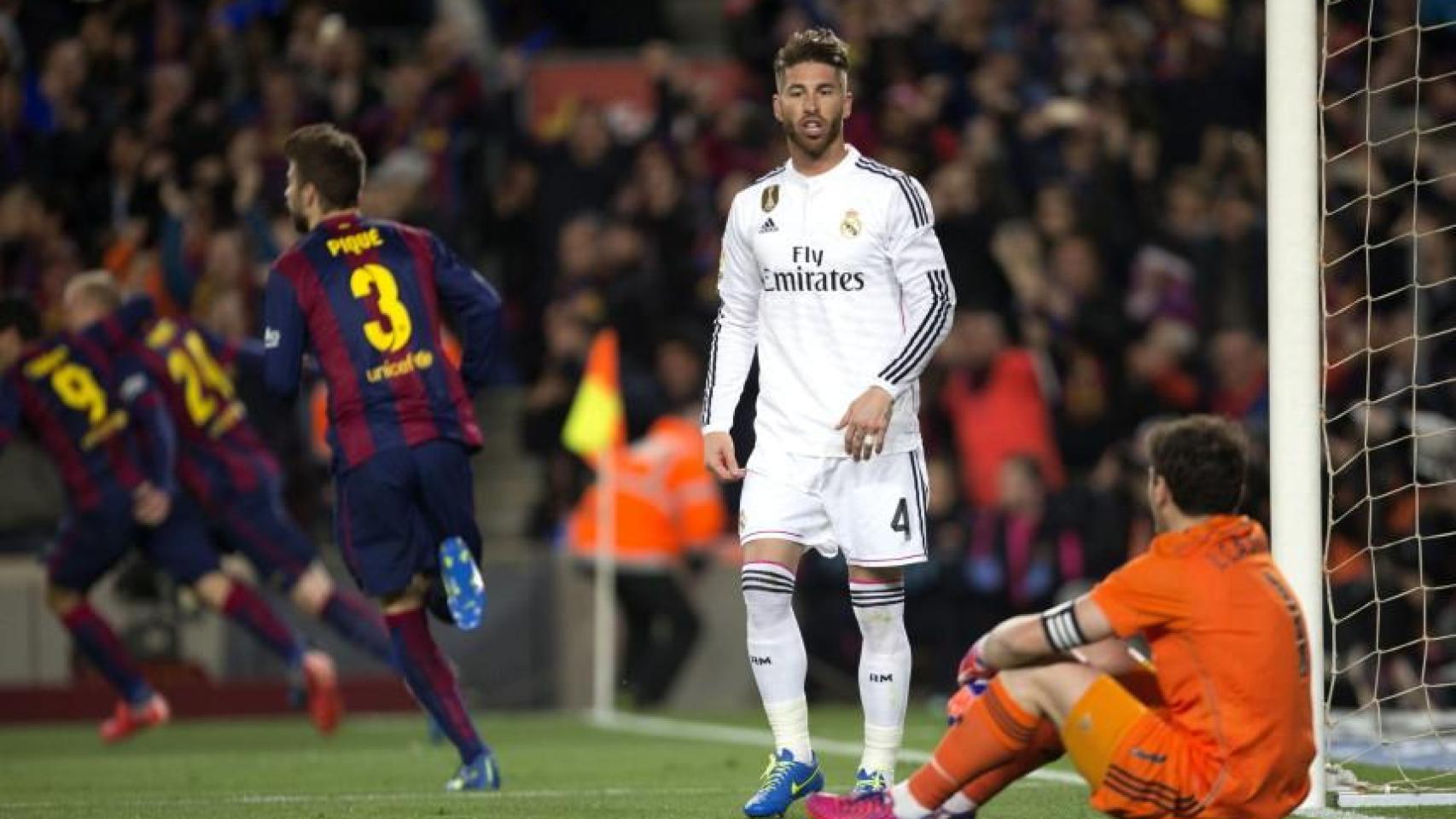 Iker Casillas, cabizbajo, tras recibir un gol del Barça en un clásico