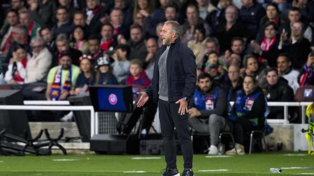 Hansi Flick chilla a los futbolistas del Barça durante el partido contra el Brest