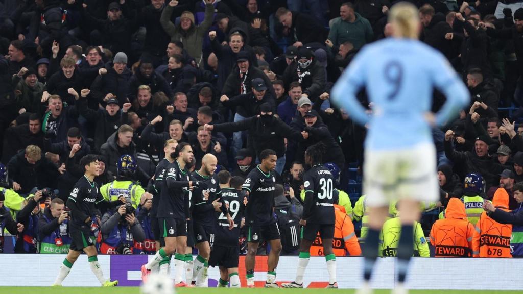 Los futbolistas del Feyenoord celebran un gol ante la decepción de Haaland