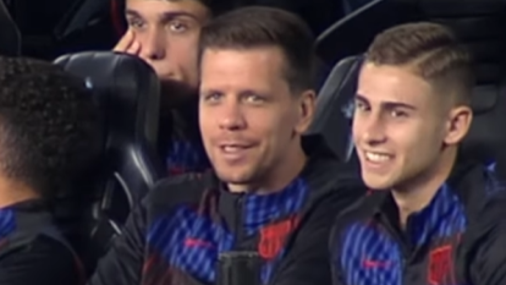 Szczesny y Fermín, de risas en el banquillo del Barça en Vigo