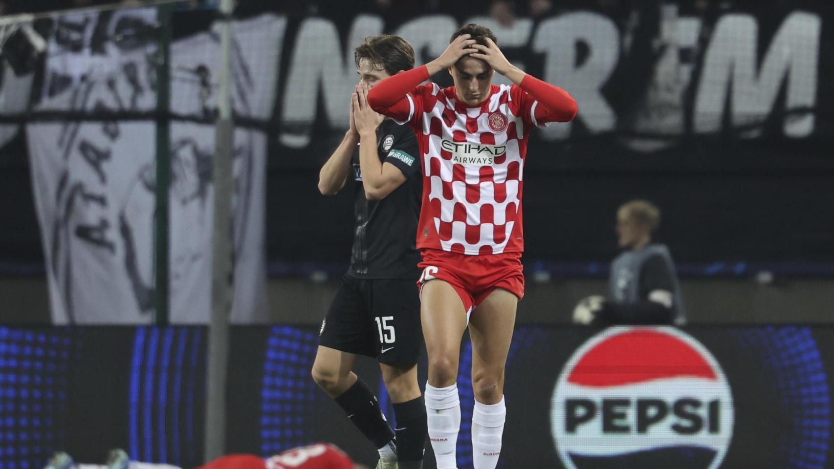 Alejandro Francés, con las manos en la cabeza tras una ocasión en el Sturm Graz-Girona