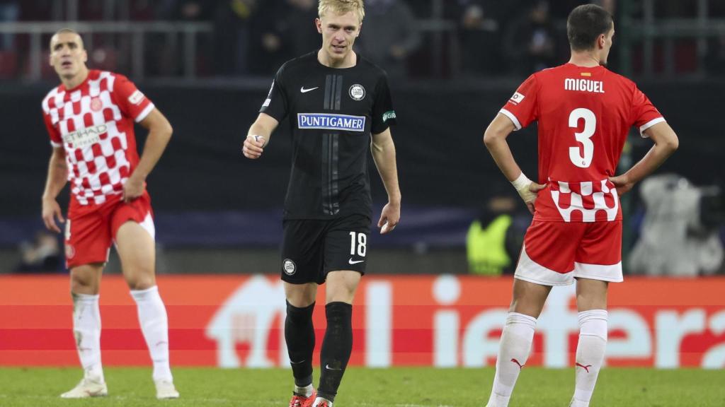 Mika Biereth celebra el gol del Sturm Graz ante la decepción de los jugadores del Girona