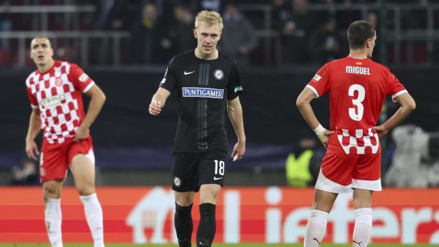 Mika Biereth celebra el gol del Sturm Graz ante la decepción de los jugadores del Girona