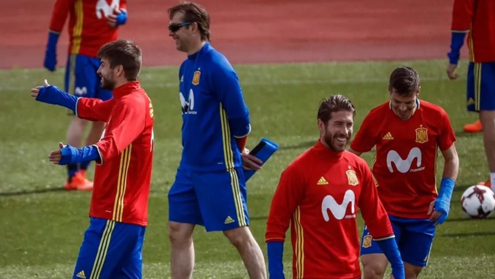 Gerard Piqué, Julen Lopetegui y Sergio Ramos, en un entrenamiento de la selección española