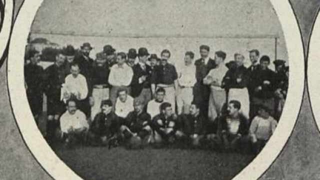 La primera fotografía de la historia del Barça (i.), de 1900, en la revista 'Iris'