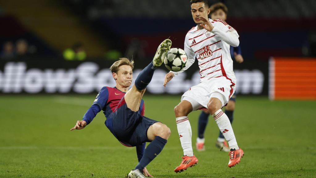 Frenkie de Jong recupera un balón en el Barça-Brest de Champions