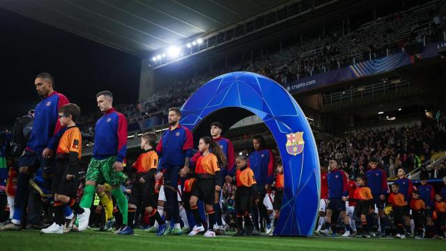 Los jugadores del Barça entran al campo de Montjuïc para el partido contra el Brest