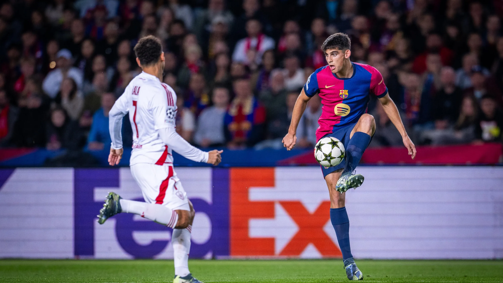 Gerard Martín controla un balón en el Barça-Brest