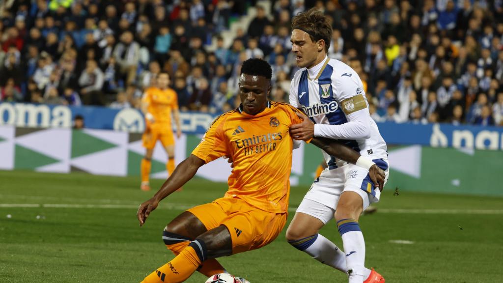 Vinicius Jr aguanta el balón en el partido del Real Madrid contra el Leganés