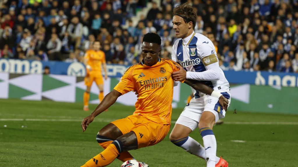 Vinicius Jr aguanta el balón en el partido del Real Madrid contra el Leganés