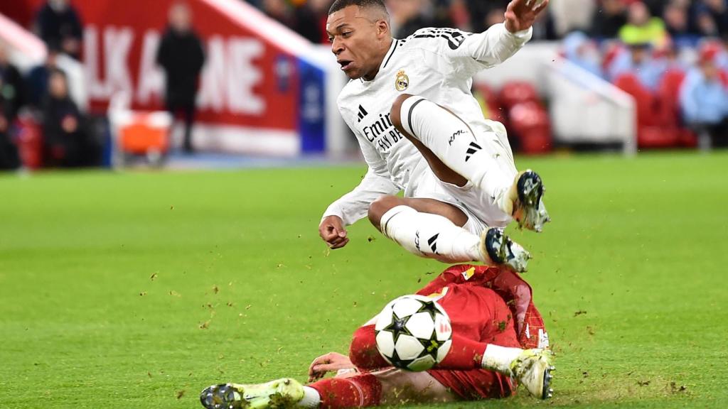 Conor Bradley detiene una conducción de Kylian Mbappé en el Liverpool-Real Madrid de Champions League