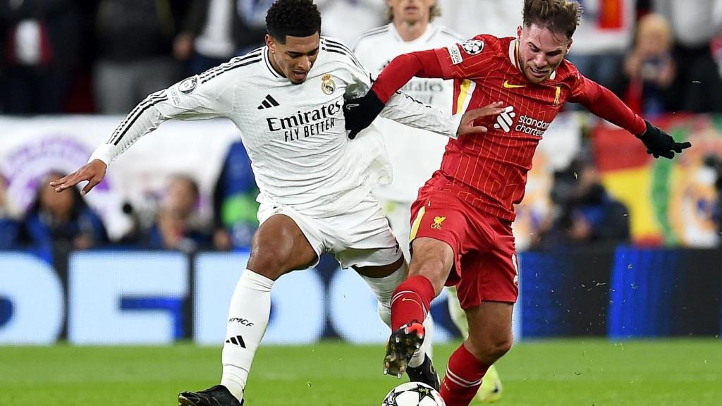 Jude Bellingham pugna con Alexis Mac Allister en el Liverpool-Real Madrid de Champions League