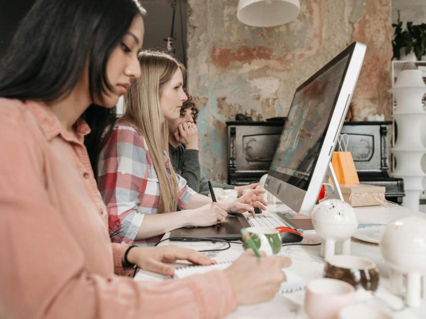 Mujeres trabajando en la oficina