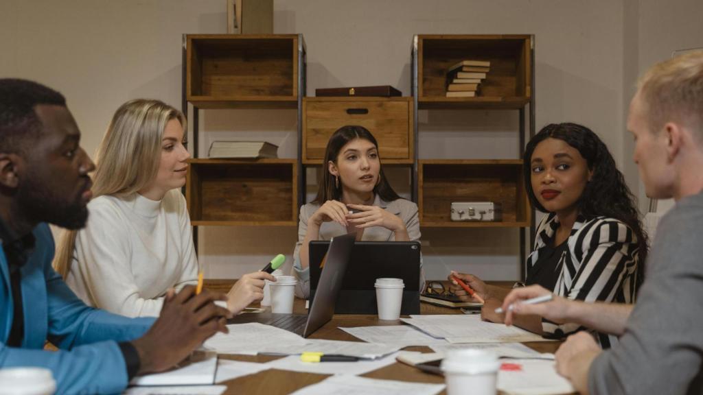 Mujeres directivas en una reunión de trabajo