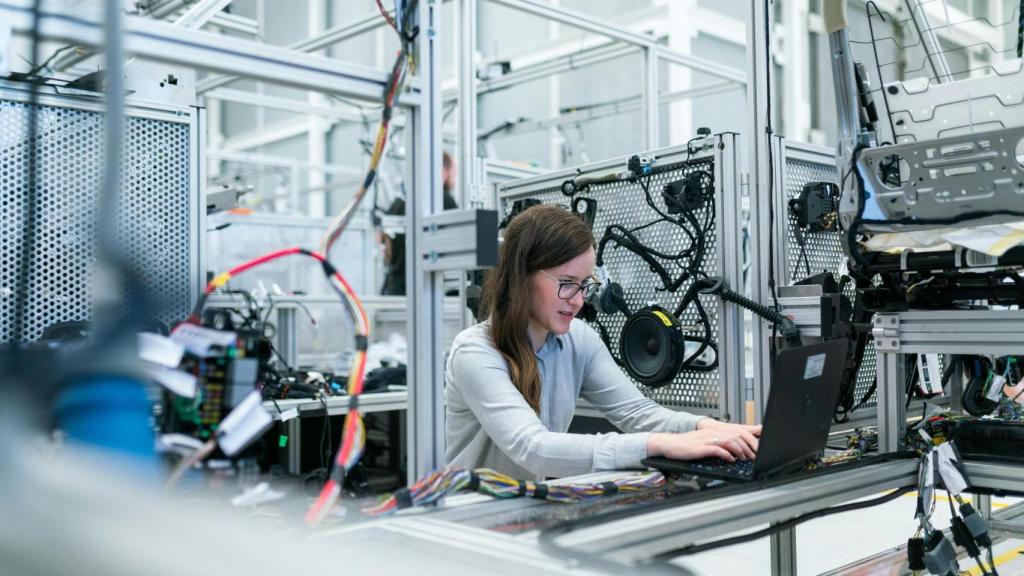 Una joven trabajando en una empresa tecnológica