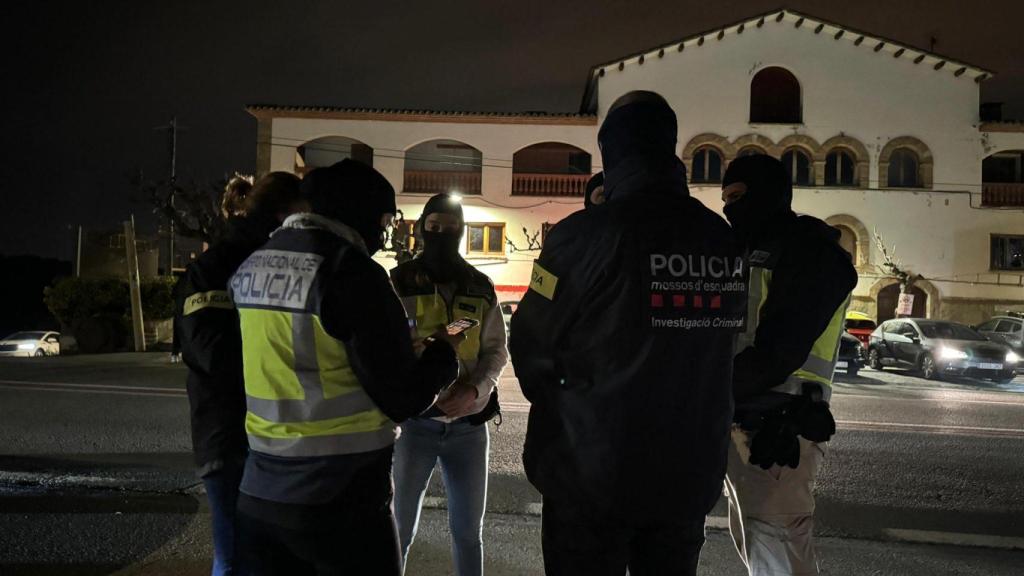 Agentes de Policía Nacional y Mossos d'Esquadra durante un dispositivo el miércoles 27 de noviembre